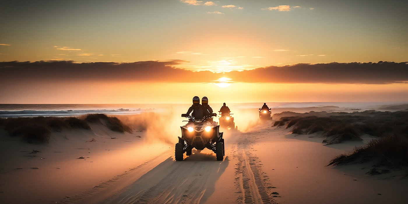 ballade en quad au couché du soleil dans des dunes de sable - i