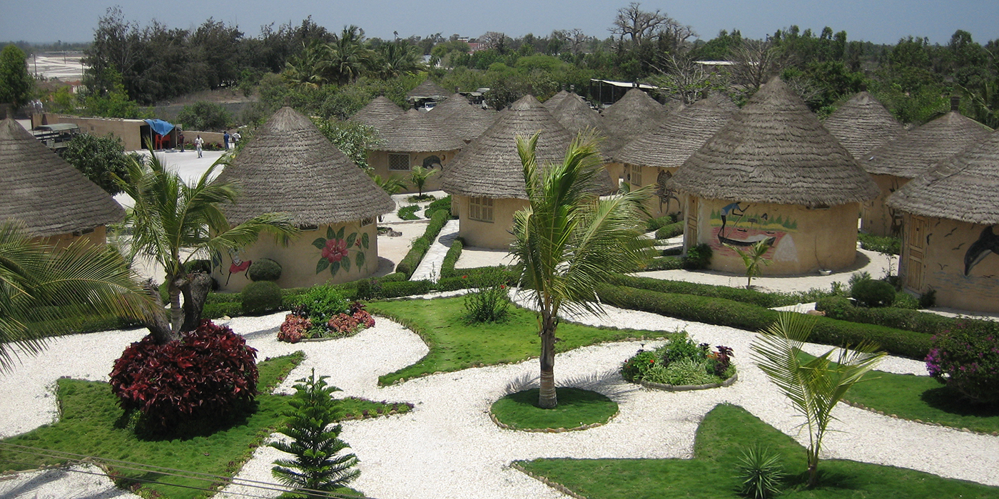 Un village au lac rose