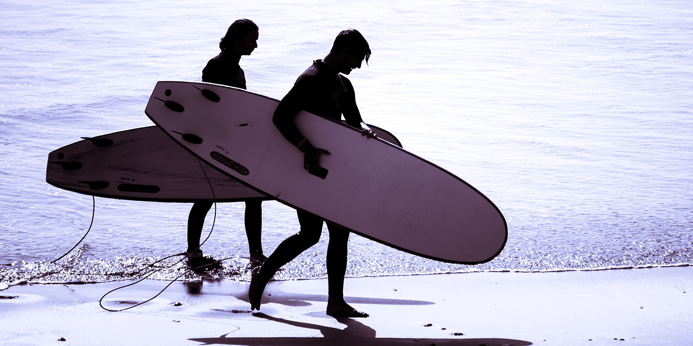 Surfing silhouette surfer man wearing wetsuit surf in tamraght t